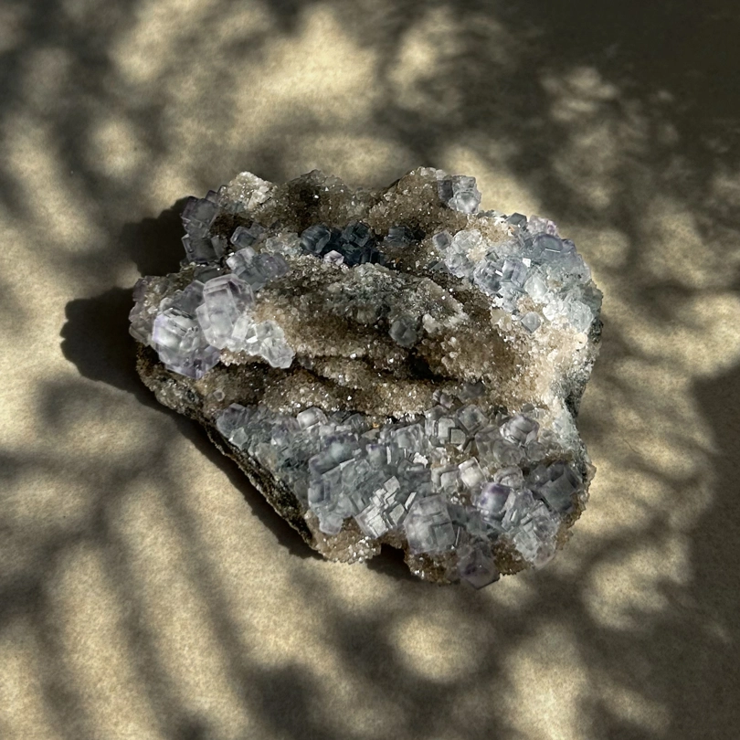 Calcedonio nero con Fluorite blu cubica